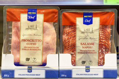 Marketin buzdolabında içinde salam olan paketler. 9 Mart 2023 Beltsy, Moldova. Resimli editoryal kullanım için.