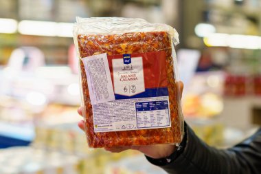 İçinde salam Calabra olan paketler. 9 Mart 2023 Beltsy, Moldova. Resimli editoryal kullanım için.