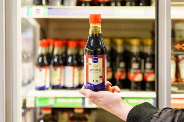 Soya sosu. 9 Mart 2023 Beltsy, Moldova. Resimli editoryal kullanım için.