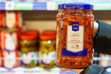 Kurutulmuş konserve domates. 9 Mart 2023 Beltsy, Moldova. Resimli editoryal kullanım için.