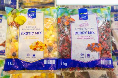 Donmuş egzotik karışım ve dut karışımı bir pakette. 2 Şubat 2023 Beltsy, Moldova. Resimli editoryal kullanım için.