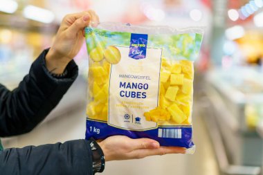 Pakette donmuş mango küpleri. 2 Şubat 2023 Beltsy, Moldova. Resimli editoryal kullanım için.