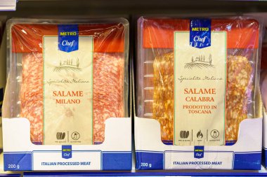 Marketin buzdolabında dilimlenmiş salam sosisi paketleri. 9 Mart 2023 Beltsy, Moldova. Resimli editoryal kullanım için.