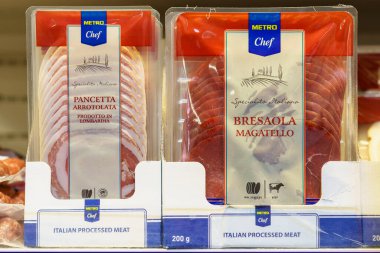 Marketin buzdolabında içinde salam olan paketler. 9 Mart 2023 Beltsy, Moldova. Resimli editoryal kullanım için.