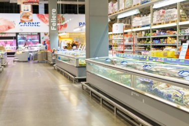 Donmuş gıda bölümü süpermarkette, seçici bir odak noktasında. 2 Şubat 2023 Beltsy, Moldova. Resimli editoryal kullanım için.