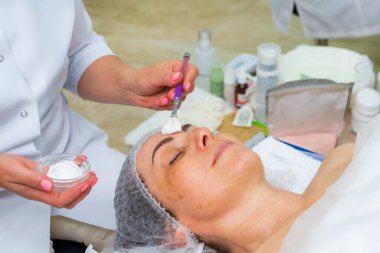 17 Mayıs 2022 Balti Moldova. Prosedürü güzellik uzmanı gerçekleştirir. İllüstrasyon başyazısı. Arkaplan