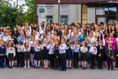 1 Eylül 2022 Balti Moldova. İlk çana adanmış okul çocukları hatta. İllüstrasyon başyazısı. Arkaplan