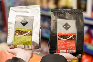 Bitki çayları. 9 Mart 2023 Beltsy, Moldova. Resimli editoryal kullanım için.