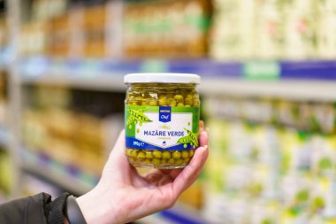 Cam kavanozda konserve yeşil bezelye. 9 Mart 2023 Beltsy, Moldova. Resimli editoryal kullanım için.