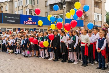 1 Eylül 2022 Balti Moldova. İlk çana adanmış okul çocukları hatta. İllüstrasyon başyazısı. Arkaplan