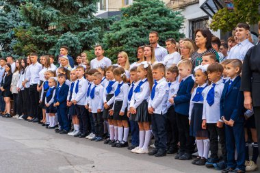 1 Eylül 2022 Balti Moldova. İlk çana adanmış okul çocukları hatta. İllüstrasyon başyazısı. Arkaplan