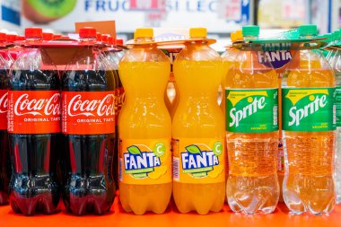 20 Ocak 2023 Beltsy, Moldova. Resimli editör kullanımı için. Coca-Cola, Fanta ve Sprite. Büyük plastik şişelerde tatlı soda..