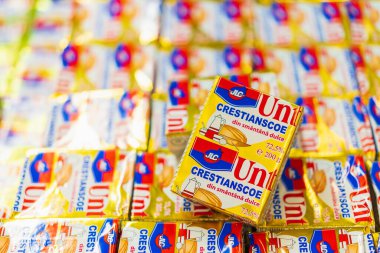 20 Ocak 2023 Beltsy, Moldova. Resimli editör kullanımı için. Geleneksel paketlemede tereyağı.