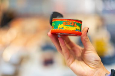 20 Ocak 2023 Beltsy, Moldova. Resimli editör kullanımı için. Kırmızı somon havyarı tanecikleri, seçici odak.