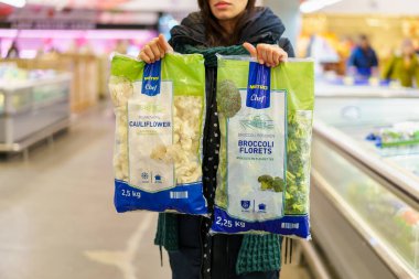 Donmuş karnabahar ve brokoli çiçekleri bir pakette. 2 Şubat 2023 Beltsy, Moldova. Resimli editoryal kullanım için.