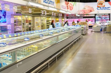 Donmuş gıda bölümü süpermarkette, seçici bir odak noktasında. 2 Şubat 2023 Beltsy, Moldova. Resimli editoryal kullanım için.