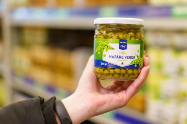 Cam kavanozda konserve yeşil bezelye. 9 Mart 2023 Beltsy, Moldova. Resimli editoryal kullanım için.