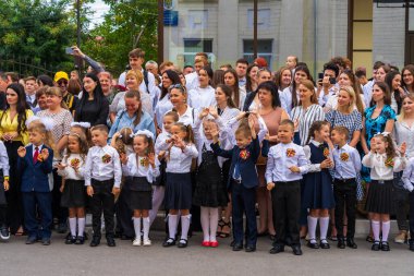 1 Eylül 2022 Balti Moldova. İlk çana adanmış okul çocukları hatta. İllüstrasyon başyazısı. Arkaplan