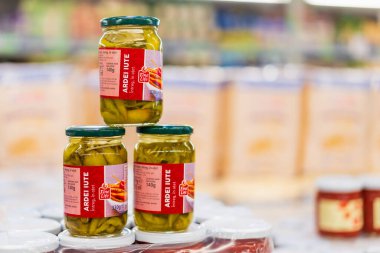 20 Ocak 2023 Beltsy, Moldova. Resimli editör kullanımı için. Sirke içinde marine edilmiş biber konservesi..