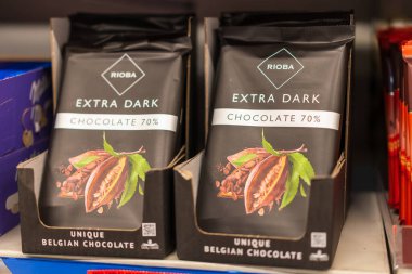 20 Ocak 2023 Beltsy, Moldova. Resimli editör kullanımı için. Ekstra koyu çikolata..