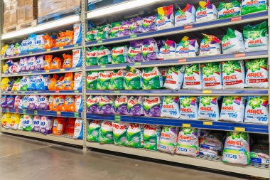 20 Ocak 2023 Beltsy, Moldova. Resimli editör kullanımı için. Çamaşır yıkamak için kuru toz. Çamaşır deterjanı.