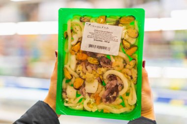 20 Ocak 2023 Beltsy, Moldova. Resimli editör kullanımı için. Bir pakette deniz ürünleri karışımı.