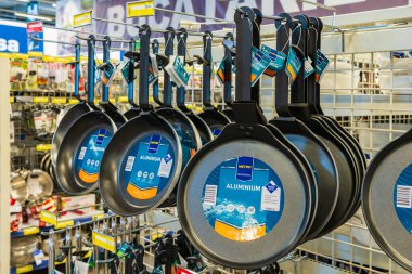 1 Eylül 2022 Beltsy, Moldova. Resimli editör kullanımı için. Teflon kaplama tavalar.