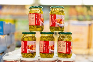 20 Ocak 2023 Beltsy, Moldova. Resimli editör kullanımı için. Sirke içinde marine edilmiş biber konservesi..