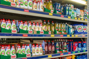 1 Eylül 2022 Beltsy, Moldova. Resimli editör kullanımı için. Peri bulaşık deterjanı.