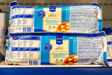 1 Eylül 2022 Beltsy, Moldova. Resimli editör kullanımı için. İtalyan Mozzarella peyniri.