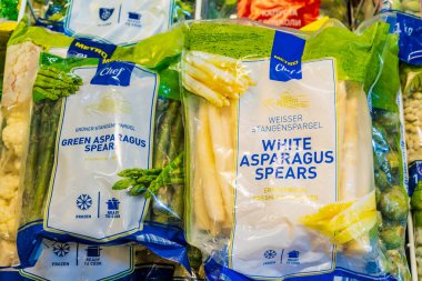 1 Eylül 2022 Beltsy, Moldova. Resimli editör kullanımı için. Beyaz ve yeşil kuşkonmaz mızrakları.