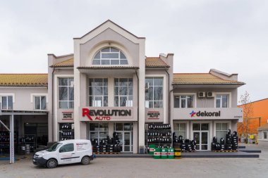 Lastik dükkanı. Mevsimlik lastik değişimi. 2 Kasım 2022 Beltsy, Moldova. Resimli editoryal kullanım için.