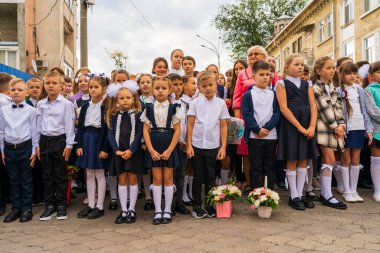 1 Eylül 2022 Balti Moldova. İlk çana adanmış okul çocukları hatta. İllüstrasyon başyazısı. Arkaplan