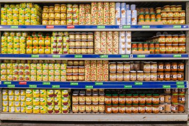 20 Ocak 2023 Beltsy, Moldova. Resimli editör kullanımı için. Konserve mısır. Kavanozdaki bezelyeler.