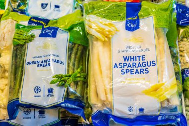 1 Eylül 2022 Beltsy, Moldova. Resimli editör kullanımı için. Beyaz ve yeşil kuşkonmaz mızrakları.