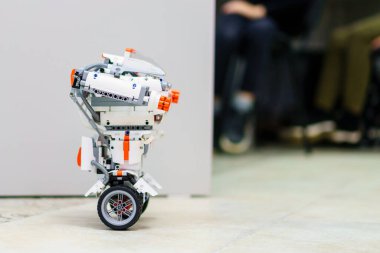 Robot ve sibernetik kulübünde ev yapımı robotlar. 10 Kasım 2022 Beltsy, Moldova. Resimli editoryal kullanım için.