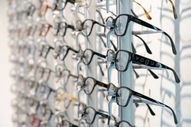 Gözlüklü gösteriler. 1 Mart 2023 Beltsy, Moldova. Resimli editoryal kullanım için.