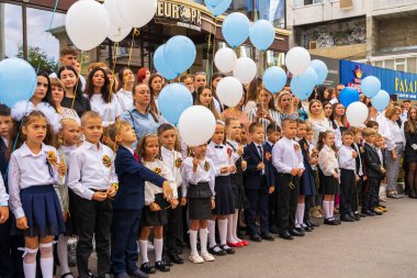 1 Eylül 2022 Balti Moldova. İlk çana adanmış okul çocukları hatta. İllüstrasyon başyazısı. Arkaplan