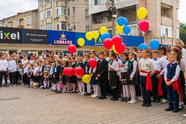 1 Eylül 2022 Balti Moldova. İlk çana adanmış okul çocukları hatta. İllüstrasyon başyazısı. Arkaplan