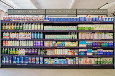 Dev bir süpermarket eczanesinin rafında. 1 Mart 2023 Beltsy, Moldova. Resimli editoryal kullanım için.