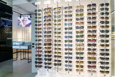 Güneş gözlükleri optikte. 1 Mart 2023 Beltsy, Moldova. Resimli editoryal kullanım için.