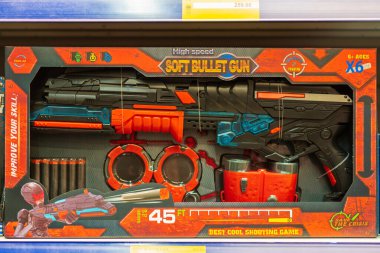 13 Aralık 2022 Beltsy, Moldova. Resimli editör kullanımı için. Çocuklar için tabanca oyuncakları