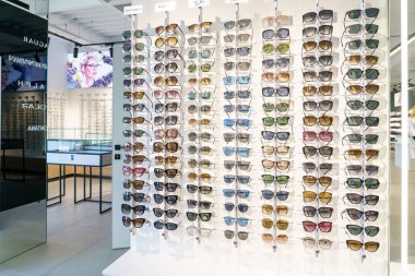 Güneş gözlükleri optikte. 1 Mart 2023 Beltsy, Moldova. Resimli editoryal kullanım için.