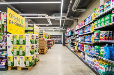 Seçici odaklı bir süpermarketin geniş koridorları. 13 Nisan 2023 Beltsy, Moldova. Resimli editoryal kullanım için.