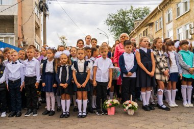 1 Eylül 2022 Balti Moldova. İlk çana adanmış okul çocukları hatta. İllüstrasyon başyazısı. Arkaplan