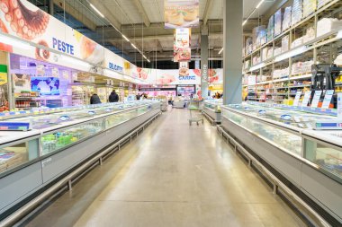 Geniş marketler, seçici odaklanma. 2 Şubat 2023 Beltsy, Moldova. Resimli editoryal kullanım için.
