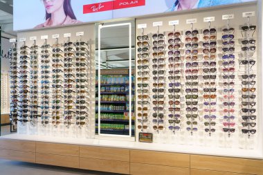 Güneş gözlükleri optikte. 1 Mart 2023 Beltsy, Moldova. Resimli editoryal kullanım için.