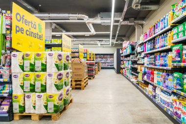 Seçici odaklı bir süpermarketin geniş koridorları. 13 Nisan 2023 Beltsy, Moldova. Resimli editoryal kullanım için.