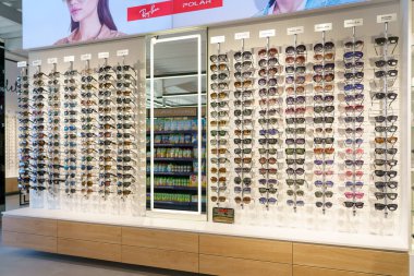 Güneş gözlükleri optikte. 1 Mart 2023 Beltsy, Moldova. Resimli editoryal kullanım için.