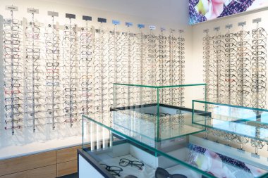 Gözlüklü gösteriler. 1 Mart 2023 Beltsy, Moldova. Resimli editoryal kullanım için.